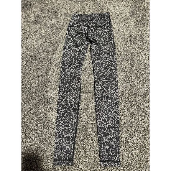 Lululemon leggings size 4 black white lace print. B3‎ - Picture 3 of 5